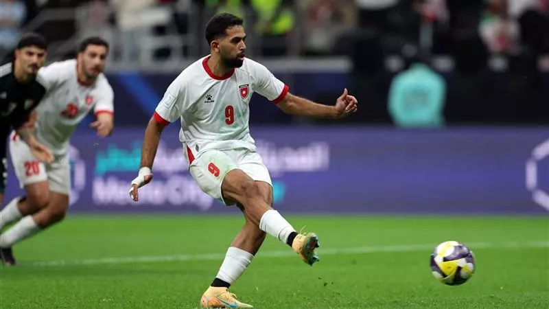 تقارير أردنية تؤكد مفاوضات الأهلي مع علي علوان مهاجم النشامى