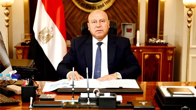 وزارة الصناعة تنفي وجود حسابات على التواصل الاجتماعي للفريق كامل الوزير