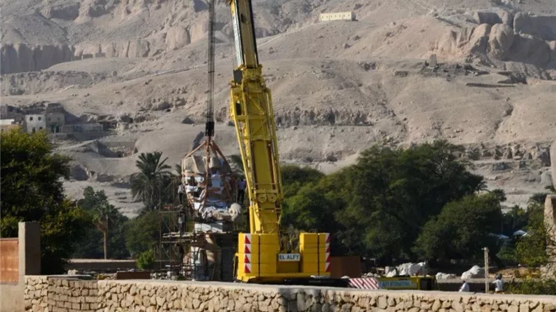 الأقصر تشهد حدثًا عالميًا لتنصيب تمثال ضخم للملك أمنحتب الثالث
