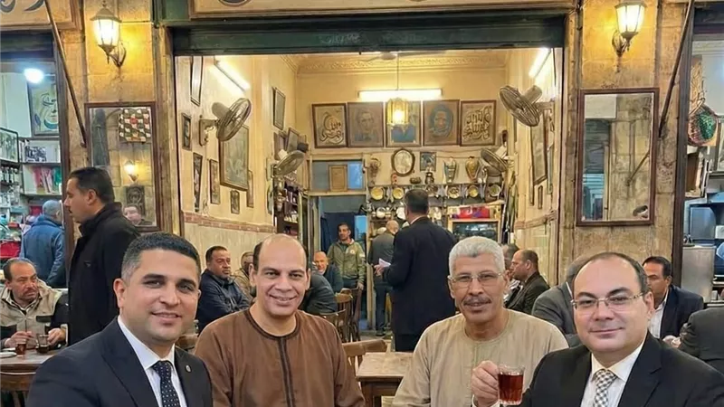 حقيقة صورة لقاء 4 مرشحين متنافسين بمحافظة أسيوط أثناء تناول الشاي