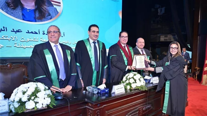 صيدلة القاهرة تحتفل بتخريج الدفعة 196 