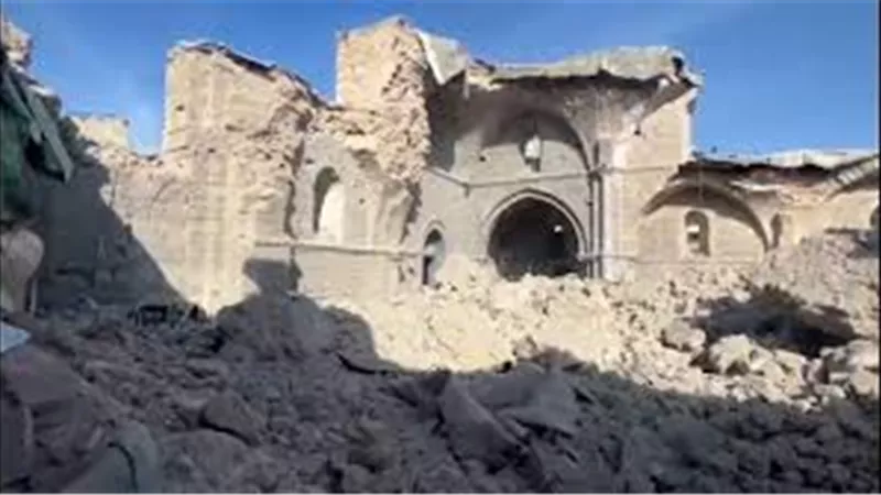 انهيار أحد أبواب المسجد العمري الكبير في غزة بفعل الأمطار الغزيرة