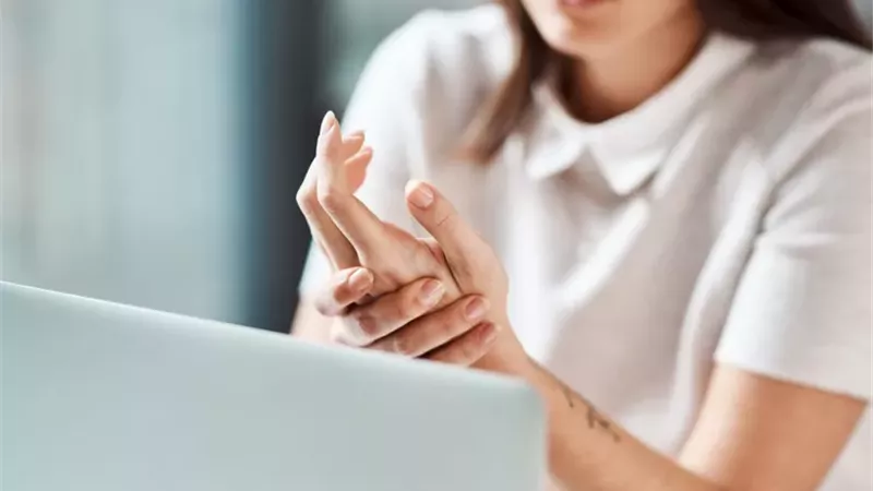  أسباب تنميل الأصابع وكيفية علاجه؟