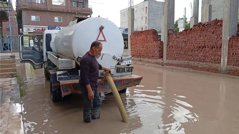 جهود مكثفة لرفع تراكمات مياه الأمطار في بلطيم
