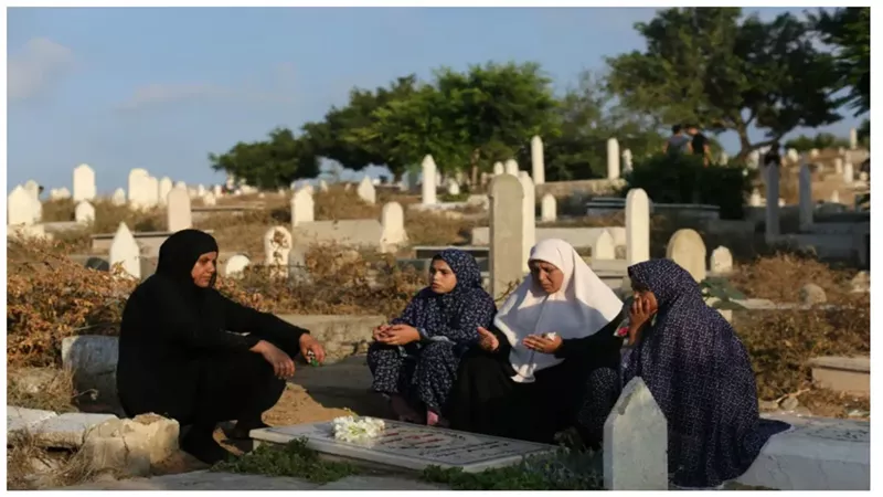 هل يجوز للحائض زيارة المقابر والمشاركة في الغسل؟.. أمين الفتوى يجيب