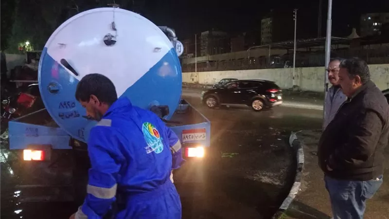 استمرار جهود شركة مياه القناة في رفع تجمعات مياه الأمطار