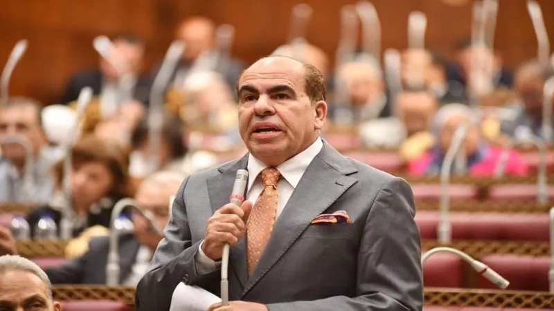 تحرك برلماني ضد «فوضى المناهج» وضغط العام الدراسي