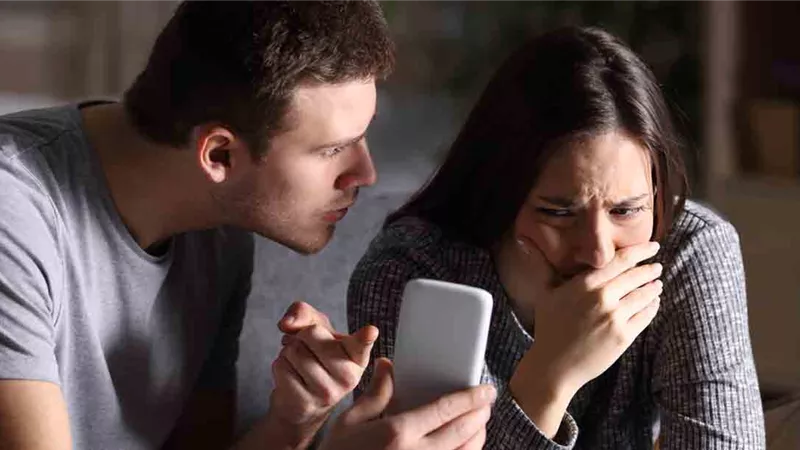  خطيبي يتجسس علي بحجة الغيرة.. ما رأي الدين؟ مجدي عاشور يجيب