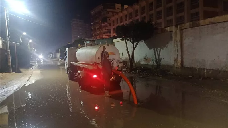 استمرار رفع مخلفات الأمطار بقلين في كفر الشيخ