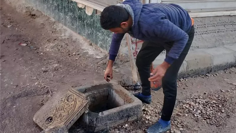 رئيس مدينة بلطيم يقود حملة عاجلة لـ«تسليك صفايات المطر» بشوارع المدينة