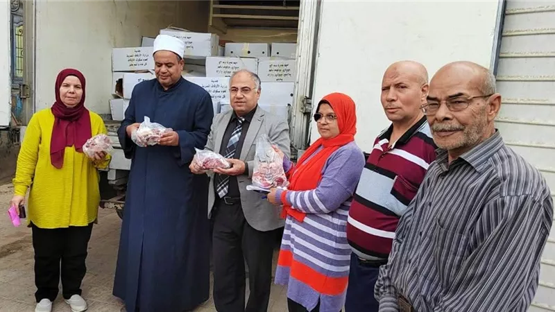 الجيزة توزع 2 طن من لحوم صكوك الأضاحي على الأسر الأولى بالرعاية 