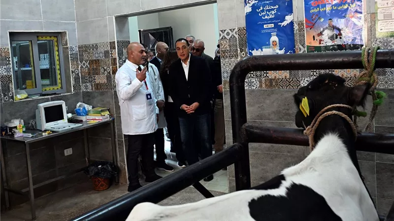 رئيس الوزراء يتفقد مشروع الوحدة البيطرية بقرية «نوى» بالقليوبية