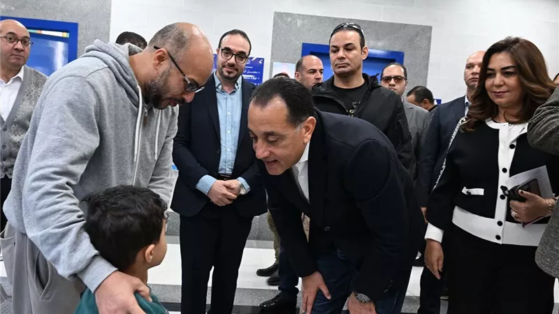 «وصل سلامي للرئيس».. مدبولي يجري حوارا مع المواطنين حول خدمات 