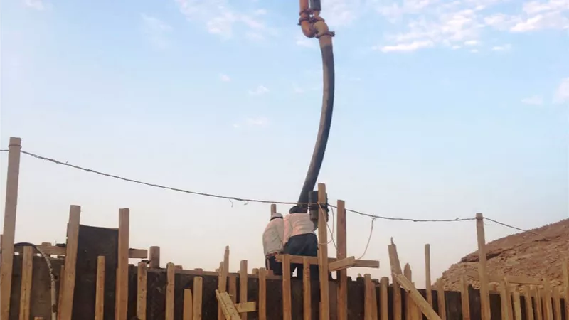 بتكلفة 975 مليون جنيه.. محافظ أسوان يتابع مشروع الصرف الصحي بقرى أبو الريش