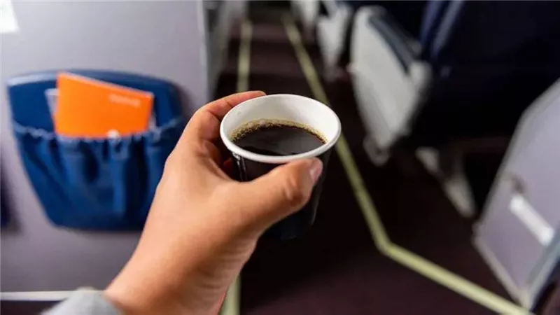 «الإسبريسو الطائر».. راكب يصنع قهوته على ارتفاع 35 ألف قدم