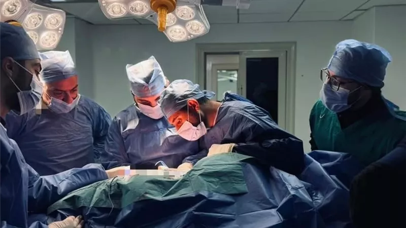 نجاح جراحة دقيقة لاستئصال ورم سرطاني متقدم بمستشفى العريش العام