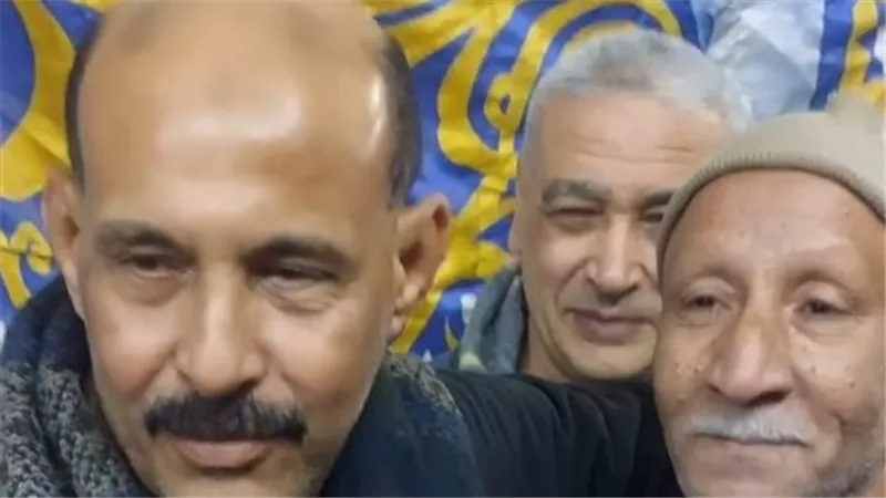 أُسيء فهم الأمر.. فتحي قنديل يرد على فيديو رفض مصافحة مهنئيه