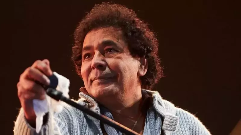 مصطفى بكري يطمئن جمهور محمد منير على حالته الصحية بعد الوعكة الأخيرة
