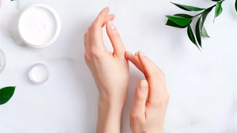 أبرز وصفات ترطيب اليدين بمكونات طبيعية.. نتيجة فعالة بأقل تكلفة 