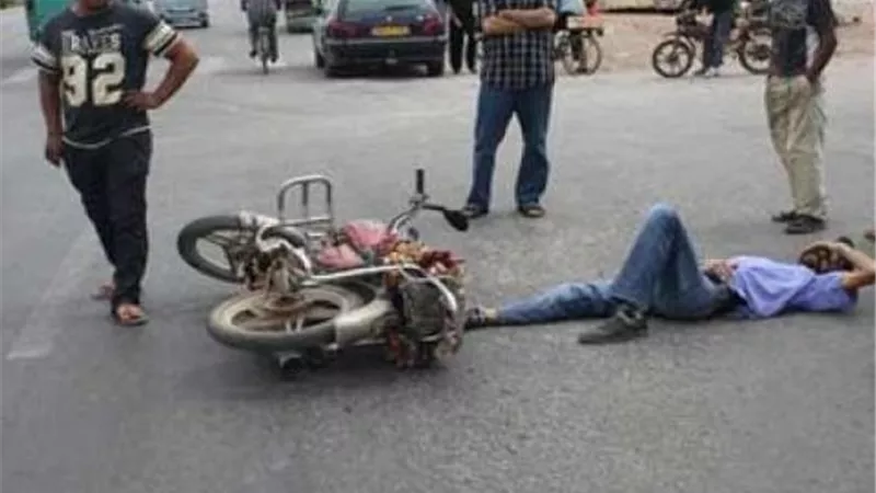 انقلاب دراجة نارية أمام مستشفى الكبد بالمحلة يسفر عن إصابات خطيرة