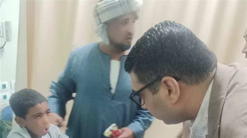 نائب محافظ الأقصر يزور ضحايا انهيار منزل الدير بمستشفي طيبة التخصصى