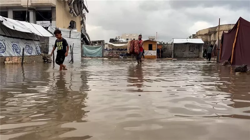 لم تنج خيامهم من الحرب ولا من السيول.. المصريون في غزة بين كارثتين| خاص