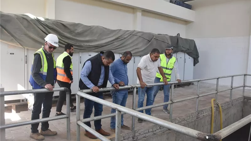 رئيس «مياه الأقصر» يتفقد مشروعات حياة كريمة والصرف الصحى المتكامل