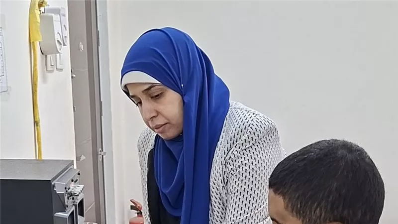 زينب بدر.. فتاة كفيفة من أسيوط تحوِّل مأساتها إلى قوة وتدريب رقمي 