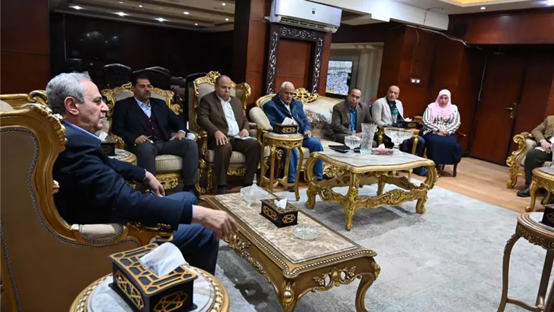  الجندي يستعرض ملاحظاته المصورة بنفسه عقب جولاته الميدانية بالمراكز والمدن