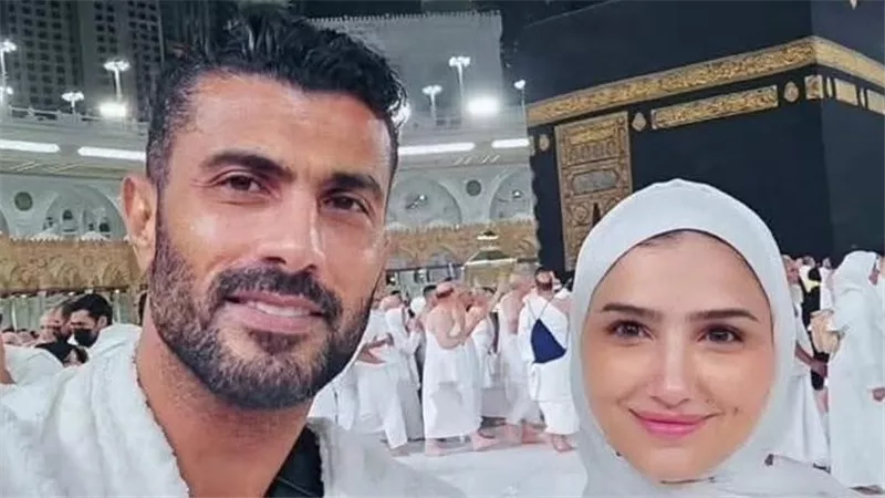 المخرج محمد سامي يؤدي مناسك العمرة برفقة زوجته مي عمر