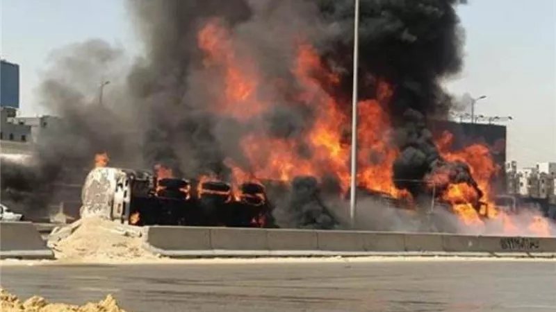 السيطرة على حريق هائل اندلع في تريلا بطريق الأوتوستراد بالمعادي