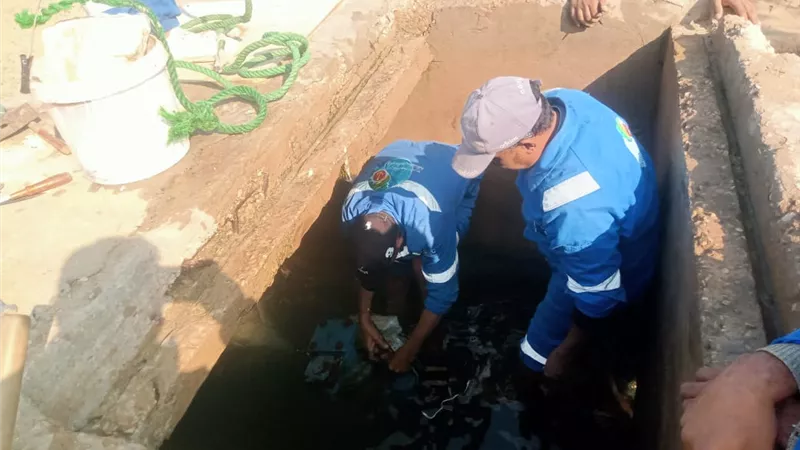 رئيس مياه القناة يتابع أعمال إصلاح كسر مفاجئ بماسورة مغذية لكوبري السلام