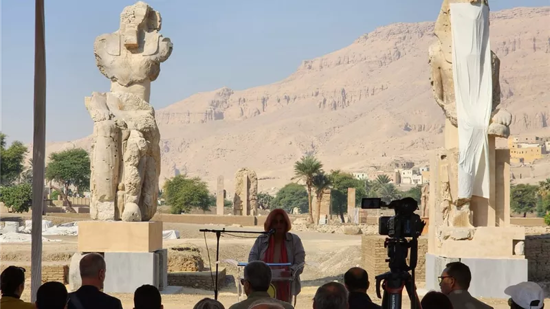 عرس فرعوني بتنصيب تمثال ضخم للملك أمنحتب الثالث بالبر الغربي بالأقصر 