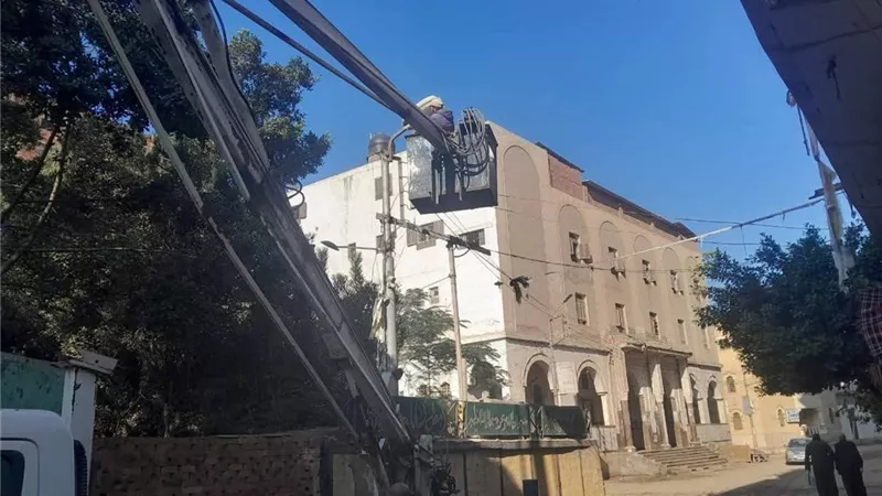 رفع كفاءة الإنارة بطريق المقابر القديمة بمحيط العزبة الجديدة بكفر الشيخ 