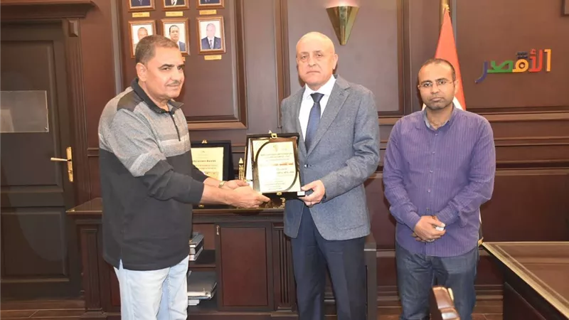 محافظ الأقصر يتسلم درع شركة مياه الشرب والصرف الصحي تقديرًا لجهوده 
