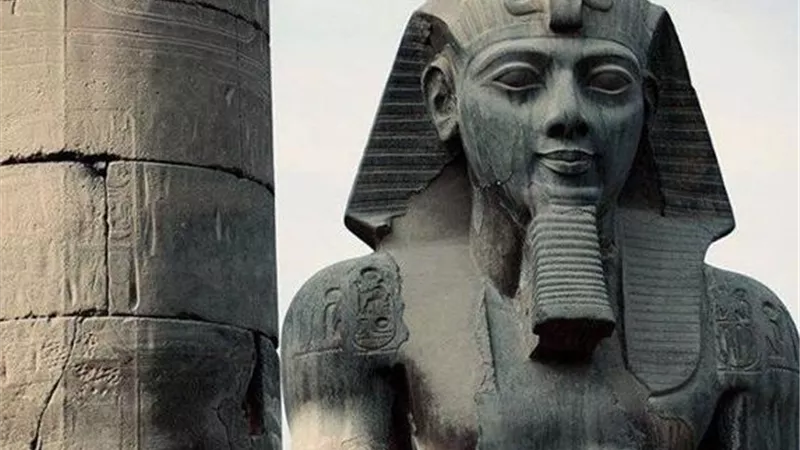 الحكومة تكشف تفاصيل ترميم وتوثيق رفع تمثالين ضخمين للملك أمنحتب الثالث