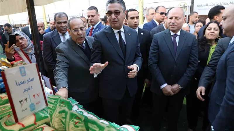 وزير التموين ومحافظ القاهرة يتفقدان سوق اليوم الواحد بالمرج