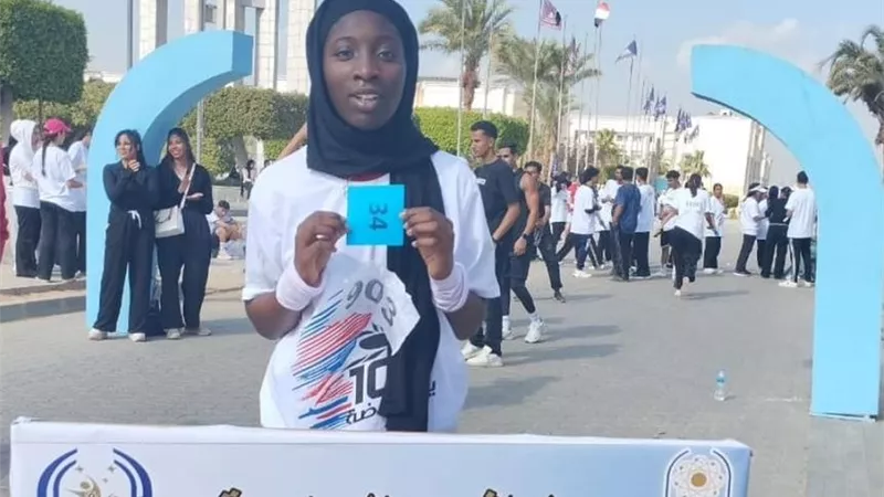 طالبة نيجيرية وافدة تُحقق إنجازًا متميزًا في ماراثون جامعة العاصمة