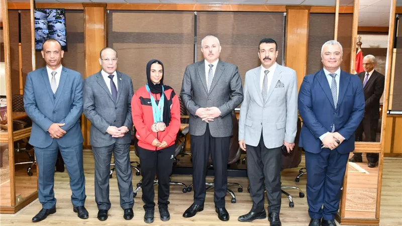 رئيس جامعة قناة السويس يستقبل بطلة رفع الأثقال نورا عصام
