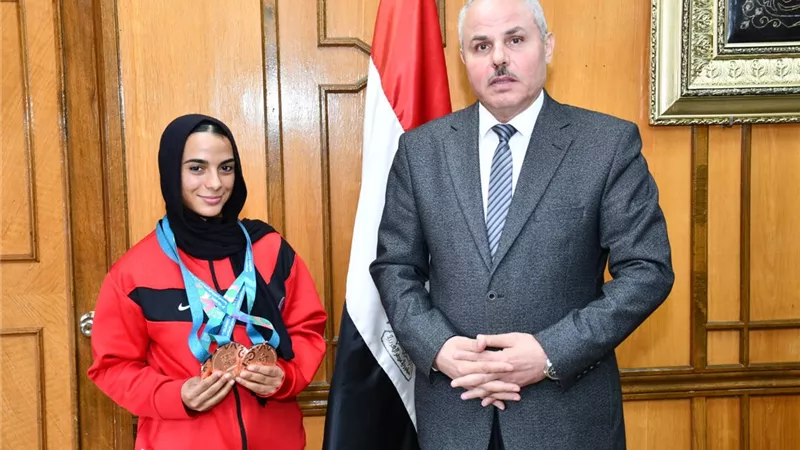 رئيس جامعة قناة السويس يستقبل بطلة رفع الأثقال نورا عصام حلمي 