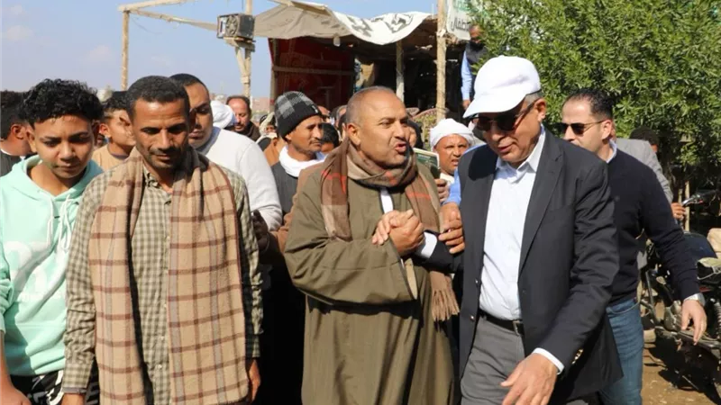 محافظ المنيا يستمع لمطالب أهالي شارونة بمغاغة ويوجه بتلبية احتياجاتهم 
