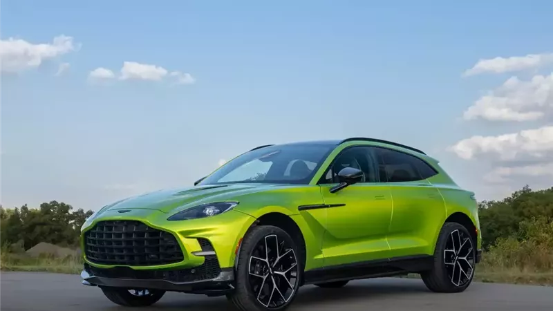 أداء وتصميم خارجي خيالي.. أستون مارتن DBX707 لعام 2025 