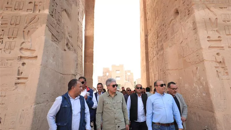 وزير السياحة يتفقد مشروعات الترميم بالمواقع الأثرية في الأقصر | صور