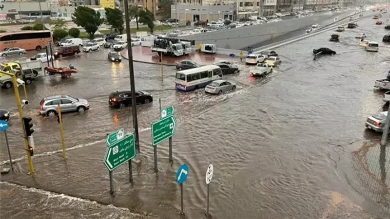 «الفيضة الصغرى» تضرب الإسكندرية..  تحذير من سيول في سيناء واضطراب الملاحة 