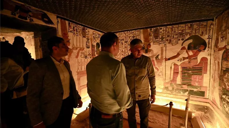 وزير السياحة يتفقد مشروعات الترميم بعدد من المواقع الأثرية في الأقصر 