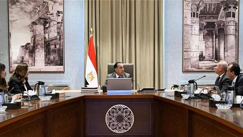 رئيس الوزراء يستعرض مقترحات تطوير محيط القلعة ومنطقة «الزبالين»