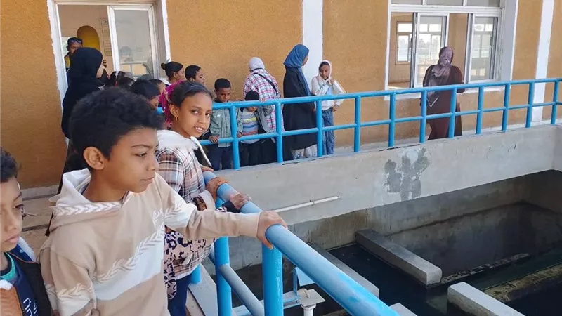 طلاب مكتبة مصر العامة بالنمسا يزورون محطة مياه إسنا
