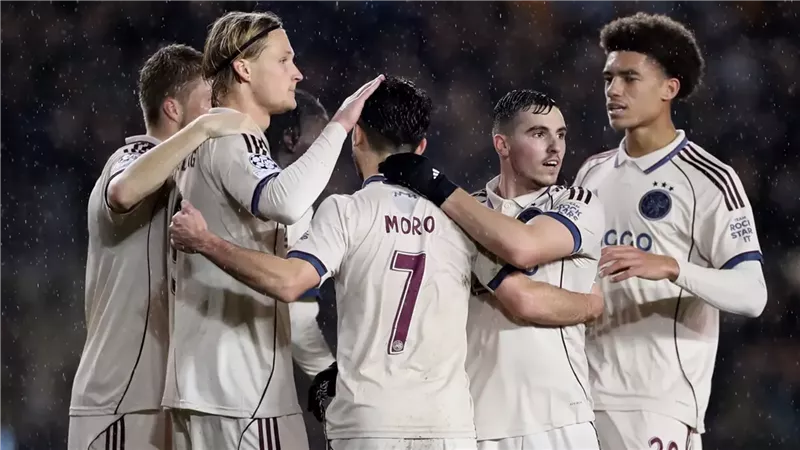 أياكس يفوز على  فينورد بهدفين في قمة الدوري الهولندي 