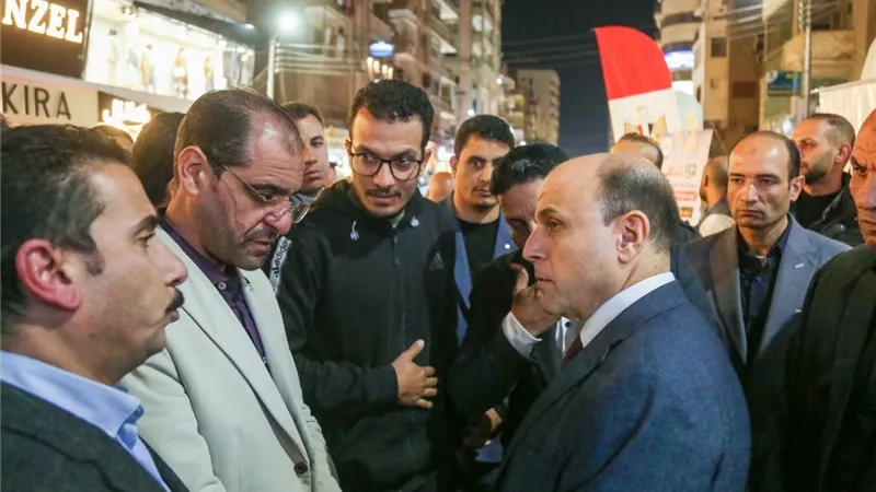 محافظ كفر الشيخ يلتقي المواطنين بشوارع المحافظة ويستجيب لمطالبهم