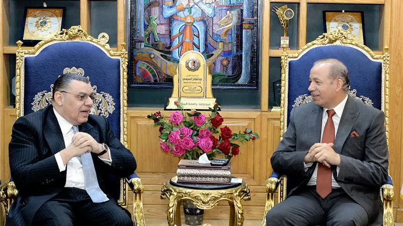 رئيس جامعة المنصورة يستقبل مساعد وزير الخارجية قبيل ندوة العمل الدبلوماسي